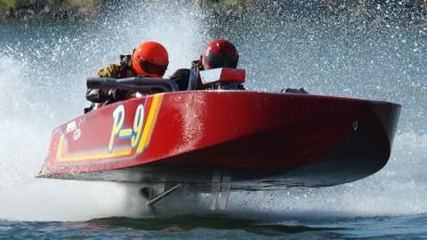 Video: Flat Out In Crackerbox Racing Boat Eats Piston
